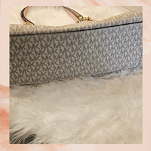 Carregue a imagem no visualizador da Galeria, Michael Kors Trisha Large Vanilla Pebbled Leather Shoulder Bag NWT