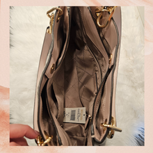 Carregue a imagem no visualizador da Galeria, Michael Kors Trisha Large Vanilla Pebbled Leather Shoulder Bag NWT