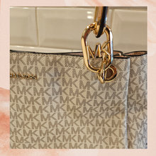 Carregue a imagem no visualizador da Galeria, Michael Kors Trisha Large Vanilla Pebbled Leather Shoulder Bag NWT