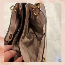 Carregue a imagem no visualizador da Galeria, Michael Kors Trisha Large Vanilla Pebbled Leather Shoulder Bag NWT