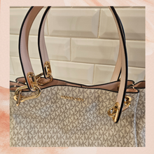 Carregue a imagem no visualizador da Galeria, Michael Kors Trisha Large Vanilla Pebbled Leather Shoulder Bag NWT