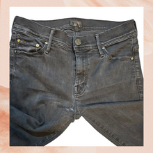 Cargue la imagen en el visor de la galería, Mother Black Distressed Mid-Rise Flare Leg Jeans (Pre-Loved) Size 27