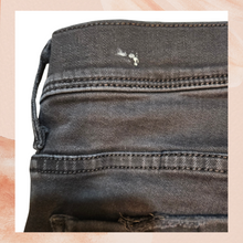 Cargue la imagen en el visor de la galería, Mother Black Distressed Mid-Rise Flare Leg Jeans (Pre-Loved) Size 27