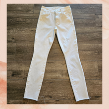 Laden Sie das Bild in den Galerie-Viewer. MOTHER White Looker Ankle Raw Hem Skinny Jeans (Pre-Loved) Size 24