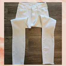 Laden Sie das Bild in den Galerie-Viewer. MOTHER White Looker Ankle Raw Hem Skinny Jeans (Pre-Loved) Size 24