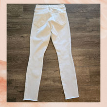 Laden Sie das Bild in den Galerie-Viewer. MOTHER White Looker Ankle Raw Hem Skinny Jeans (Pre-Loved) Size 24