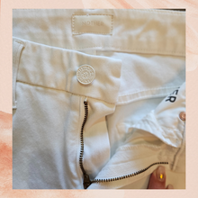 Laden Sie das Bild in den Galerie-Viewer. MOTHER White Looker Ankle Raw Hem Skinny Jeans (Pre-Loved) Size 24