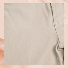 Laden Sie das Bild in den Galerie-Viewer. MOTHER White Looker Ankle Raw Hem Skinny Jeans (Pre-Loved) Size 24