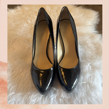 Carregue a imagem no visualizador da Galeria, Nine West Black Patent Leather Platform Heels (Pre-Loved) Size 9M