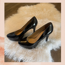Carregue a imagem no visualizador da Galeria, Nine West Black Patent Leather Platform Heels (Pre-Loved) Size 9M