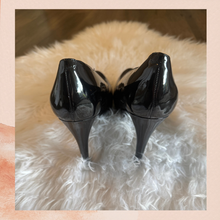 Carregue a imagem no visualizador da Galeria, Nine West Black Patent Leather Platform Heels (Pre-Loved) Size 9M