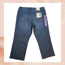 Carregue a imagem no visualizador da Galeria, Nine West Dark Wash Chrystie Capri Jeans NWT Size 16