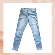 Carica l'immagine nel visualizzatore della galleria, Old Navy Light Wash Super Skinny High-Rise Jeans (Pre-Loved) 14L