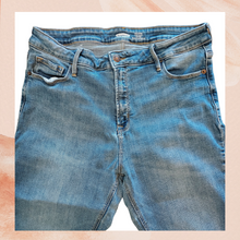 Carica l'immagine nel visualizzatore della galleria, Old Navy Light Wash Super Skinny High-Rise Jeans (Pre-Loved) 14L