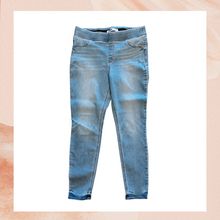 Chargez l'image dans la visionneuse de la galerie, Old Navy Lightwash Rockstar Skinny Jeggings (Pre-Loved) Size 14