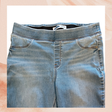 Chargez l'image dans la visionneuse de la galerie, Old Navy Lightwash Rockstar Skinny Jeggings (Pre-Loved) Size 14