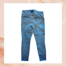 Carica l'immagine nel visualizzatore della galleria, Old Navy Med Wash Distressed Rockstar Skinny Jeggings (Pre-Loved) Size 14