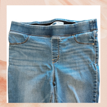 Carica l'immagine nel visualizzatore della galleria, Old Navy Med Wash Distressed Rockstar Skinny Jeggings (Pre-Loved) Size 14