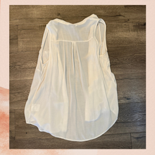 Carregue a imagem no visualizador da Galeria, Old Navy White Sheer Button-Down Sleeveless Blouse (Pre-Loved) Size Large