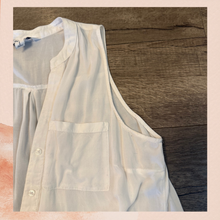 Carregue a imagem no visualizador da Galeria, Old Navy White Sheer Button-Down Sleeveless Blouse (Pre-Loved) Size Large