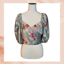 Chargez l'image dans la visionneuse de la galerie, Sage Green Floral Satin Cropped Blouse (Pre-Loved) Size 8