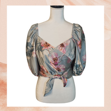 Chargez l'image dans la visionneuse de la galerie, Sage Green Floral Satin Cropped Blouse (Pre-Loved) Size 8