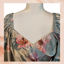 Chargez l'image dans la visionneuse de la galerie, Sage Green Floral Satin Cropped Blouse (Pre-Loved) Size 8