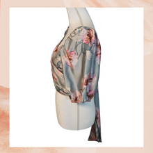 Chargez l'image dans la visionneuse de la galerie, Sage Green Floral Satin Cropped Blouse (Pre-Loved) Size 8