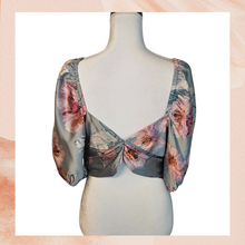 Chargez l'image dans la visionneuse de la galerie, Sage Green Floral Satin Cropped Blouse (Pre-Loved) Size 8