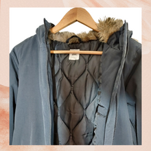 Cargue la imagen en el visor de la galería, Vans Black Faux Fur Parka Winter Coat Jacket (Pre-Loved) Small