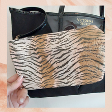 Chargez l'image dans la visionneuse de la galerie, Victoria's Secret Black Patent Metallic Canvas Shoulder Bag (Pre-Loved)