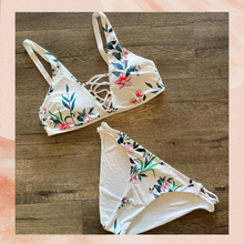 Chargez l'image dans la visionneuse de la galerie, White Tropical Floral Bikini Swimsuit NWOT OS (See Measurements)