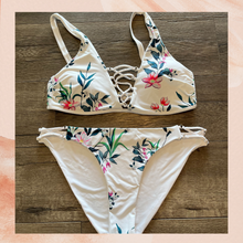 Chargez l'image dans la visionneuse de la galerie, White Tropical Floral Bikini Swimsuit NWOT OS (See Measurements)