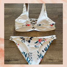 Chargez l'image dans la visionneuse de la galerie, White Tropical Floral Bikini Swimsuit NWOT OS (See Measurements)