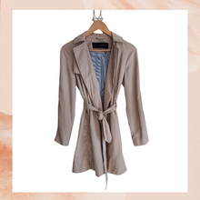 Cargue la imagen en el visor de la galería, Zara Basic Khaki Color Lined Waist-Tie Trench Jacket (Pre-Loved) XS
