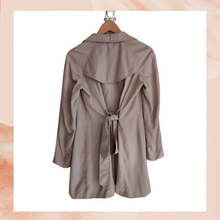Cargue la imagen en el visor de la galería, Zara Basic Khaki Color Lined Waist-Tie Trench Jacket (Pre-Loved) XS