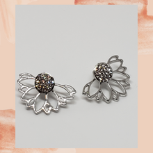 Laden Sie das Bild in den Galerie-Viewer. <transcy>"Lotus Love" Jackenohrring</transcy>
