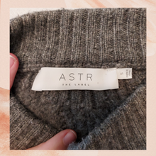 Cargue la imagen en el visor de la galería, ASTR the label Gray Cable Thick Knit Sweater (Pre-loved) Small

