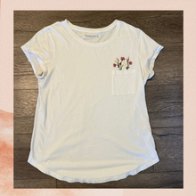 Cargue la imagen en el visor de la galería, Abercrombie &amp; Fitch Floral Basic T-Shirt (Pre-Loved) Size Medium
