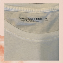 Cargue la imagen en el visor de la galería, Abercrombie &amp; Fitch Floral Basic T-Shirt (Pre-Loved) Size Medium
