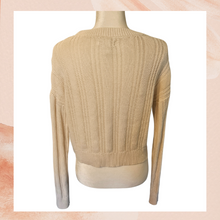 Carregue a imagem no visualizador da Galeria, Aeropostale Cream Cable Knit Cropped Sweater (Pre-Loved) Medium
