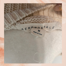 Carregue a imagem no visualizador da Galeria, Aeropostale Cream Cable Knit Cropped Sweater (Pre-Loved) Medium
