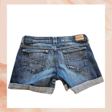 Carregue a imagem no visualizador da Galeria, Aeropostale Dark Wash Cuffed Jean Shorts (Pre-Loved) Size 3/4
