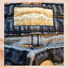 Carregue a imagem no visualizador da Galeria, Aeropostale Dark Wash Cuffed Jean Shorts (Pre-Loved) Size 3/4
