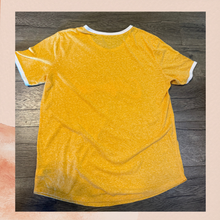 Carregue a imagem no visualizador da Galeria, Aeropostale Mustard Yellow California Classic T-Shirt (Pre-Loved) Size XL

