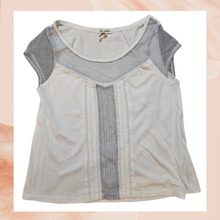 Carregue a imagem no visualizador da Galeria, Aeropostale White &amp; Gray Sheer Mesh Cap Sleeve Shirt (Pre-Loved) Medium
