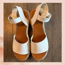 Laden Sie das Bild in den Galerie-Viewer. Aldo White Faux Leather Ankle Strap Wedge Espadrille Sandals (Pre-Loved) Size 10
