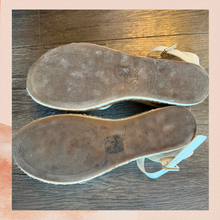 Laden Sie das Bild in den Galerie-Viewer. Aldo White Faux Leather Ankle Strap Wedge Espadrille Sandals (Pre-Loved) Size 10
