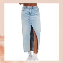 Carregue a imagem no visualizador da Galeria, American Eagle Light Wash Denim Maxi Split Front Skirt NWT Size 6
