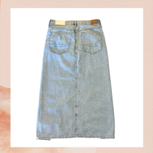 Carregue a imagem no visualizador da Galeria, American Eagle Light Wash Denim Maxi Split Front Skirt NWT Size 6
